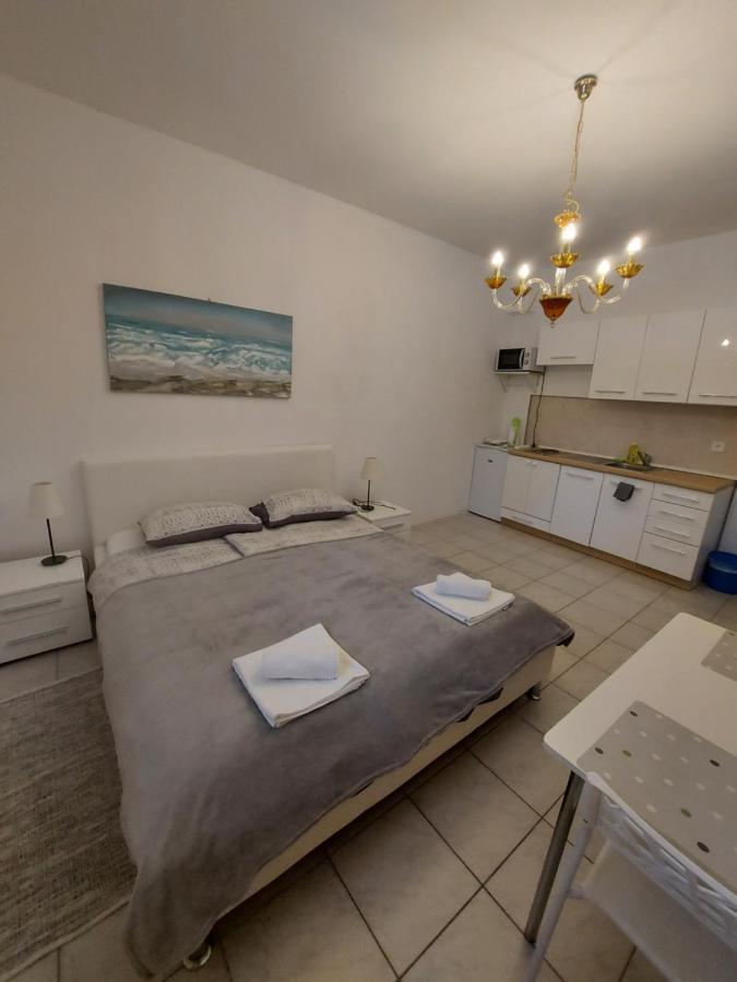 Studio Apartments Ana & Mia Vis Exterior photo