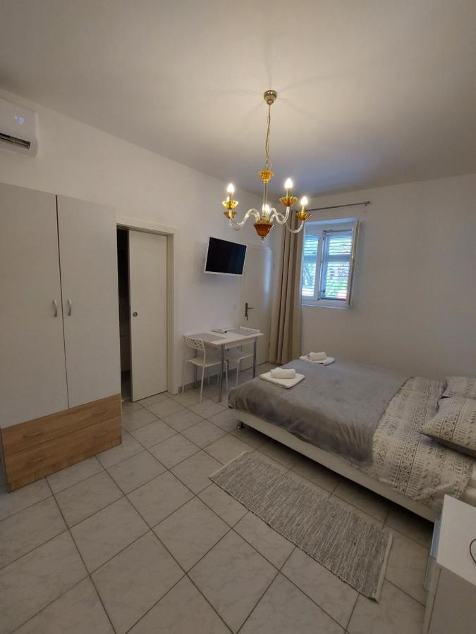 Studio Apartments Ana & Mia Vis Exterior photo