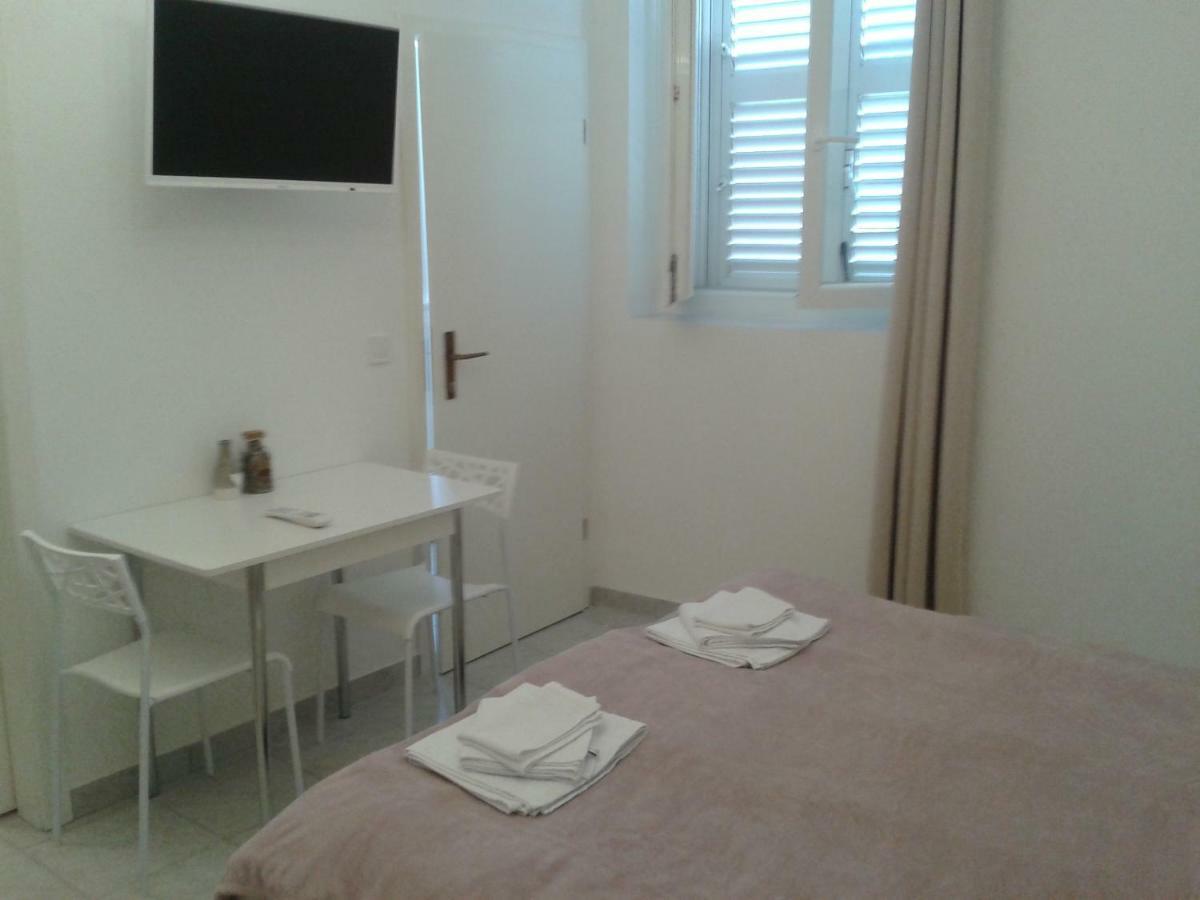 Studio Apartments Ana & Mia Vis Exterior photo